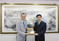Prof. Wu Fengmin (right), President of Zhejiang Normal University receives a souvenir from Prof. Fok Tai-fai (left), Pro-Vice-Chancellor of CUHK